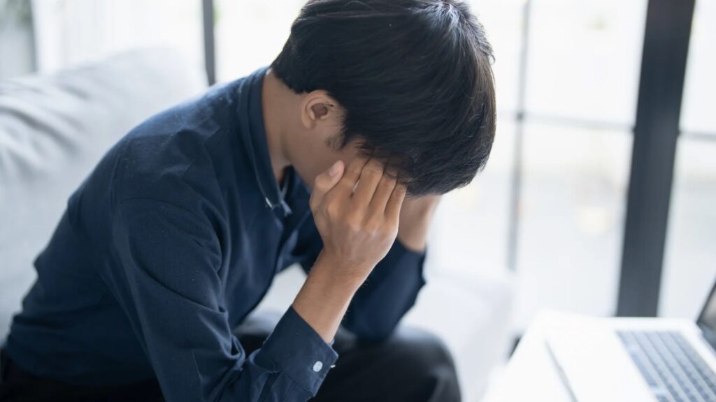 悩んでいる人のイメージ画像